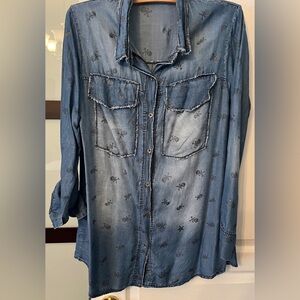 Light chambray long sleeve shirt. With print and Lurex fringe details.